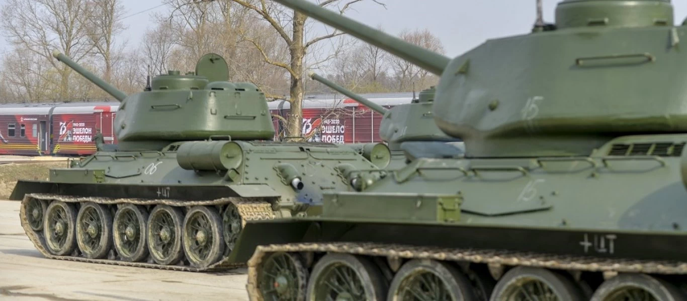 Η Ιστορία ζωντανή: Δεκάδες ολοκαίνουργια ρωσικά T-34-85 σε παρέλαση